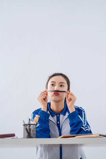 课堂上开小差的女生高清图