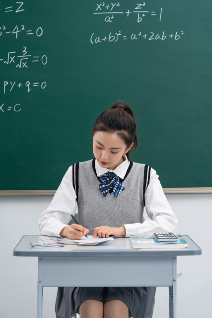 集中精力解题的学生学习场景图