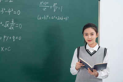 手拿数学课本授课图