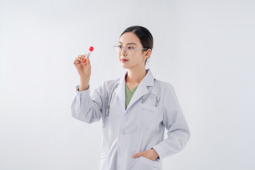 仔细观察采样试管的女医生实拍图版权图片下载