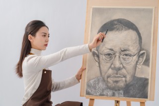 画画中的素描女学生