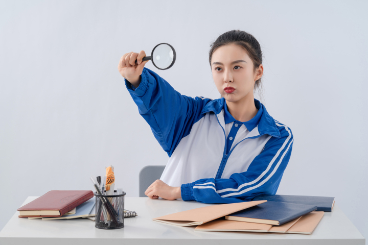 天真烂漫的女学生高清图版权图片下载