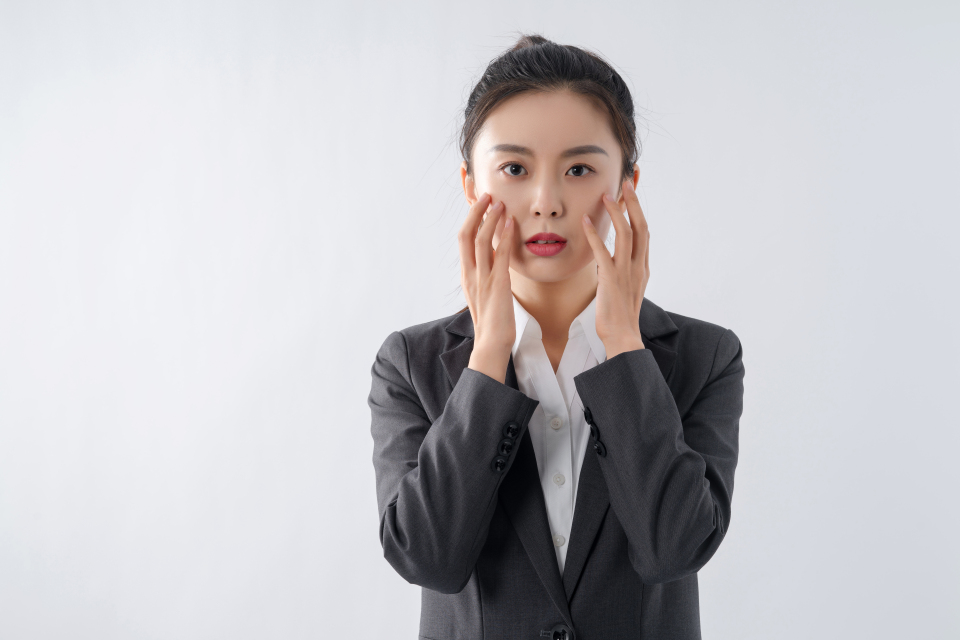 捂脸感到震惊的女白领