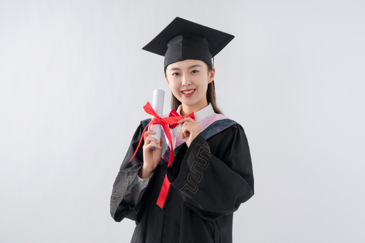 开心的刚毕业的女大学生高清图版权图片下载