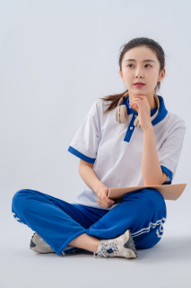 坐地上认真思考的女高中生实拍图
