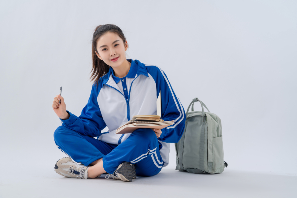 坐地认真复习功课的女高中生实拍图