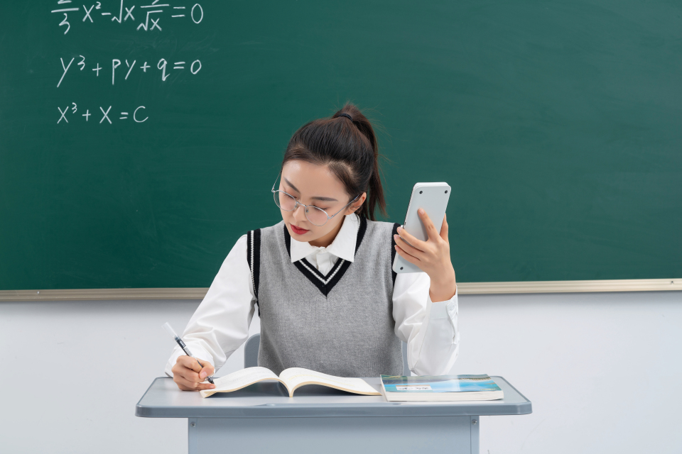 教育教学课堂上课场景图