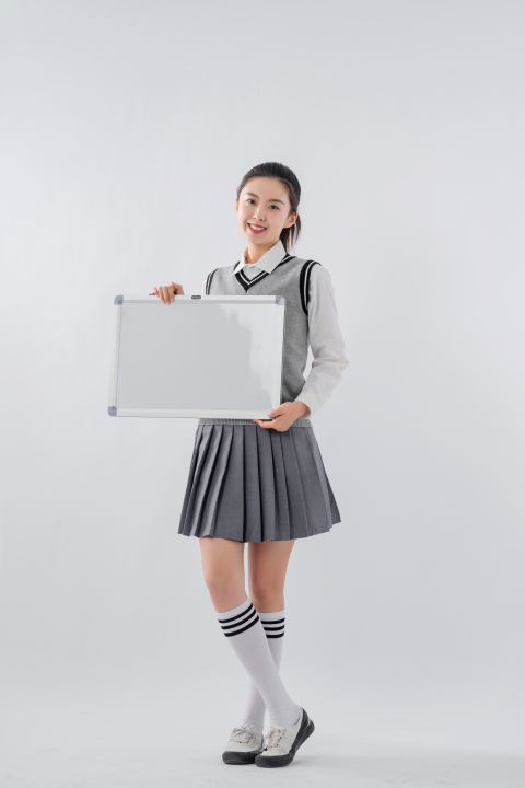 穿校服拿白板拍照的女学生高清图版权图片下载