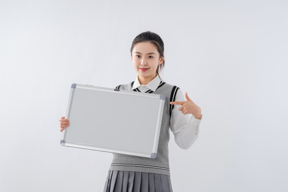 面向镜头的可爱小姐姐高清图