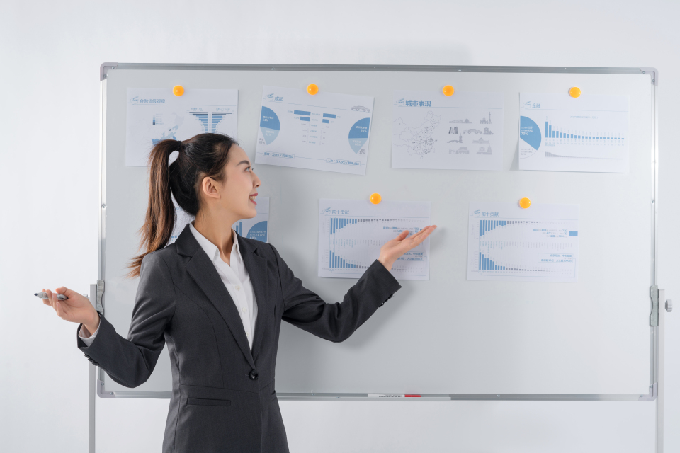 专业自信有条理的女性演讲实拍图