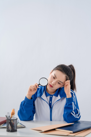 托着头独自苦恼的女生高清图