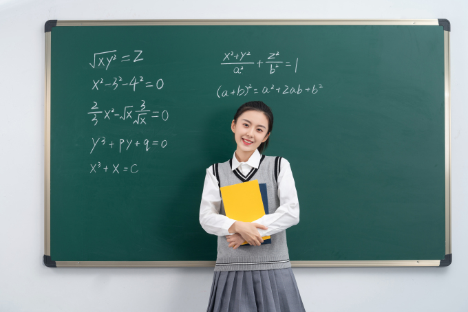 手拿黄色课本老师形象图