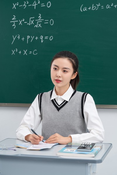 沉着思考女学生高清图