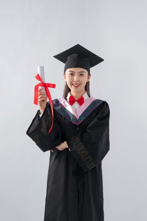 手持毕业证的漂亮女学生高清图版权图片下载