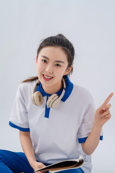 笑容开朗活泼的青春女同学实拍图