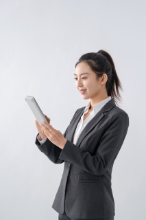 自信微笑查看数据的职业女性实拍图