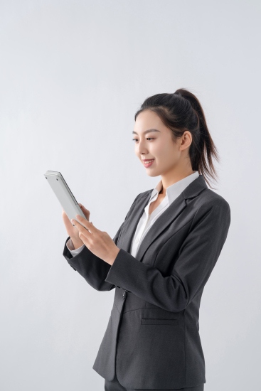 自信微笑查看数据的职业女性实拍图