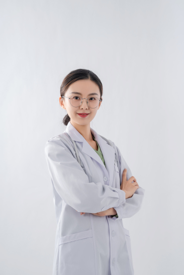 专业自信从容的优秀女医生实拍图