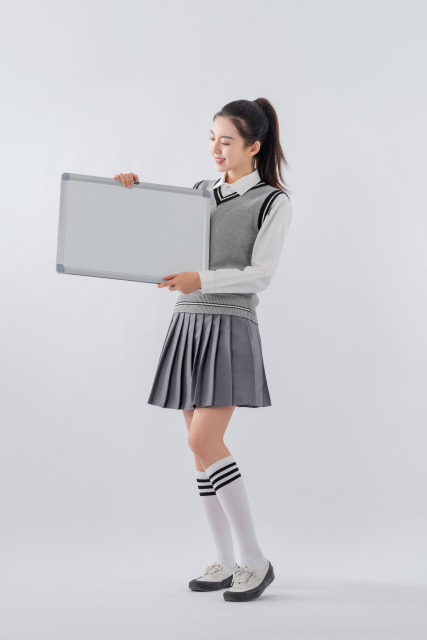看着手中白板道具的女生高清图