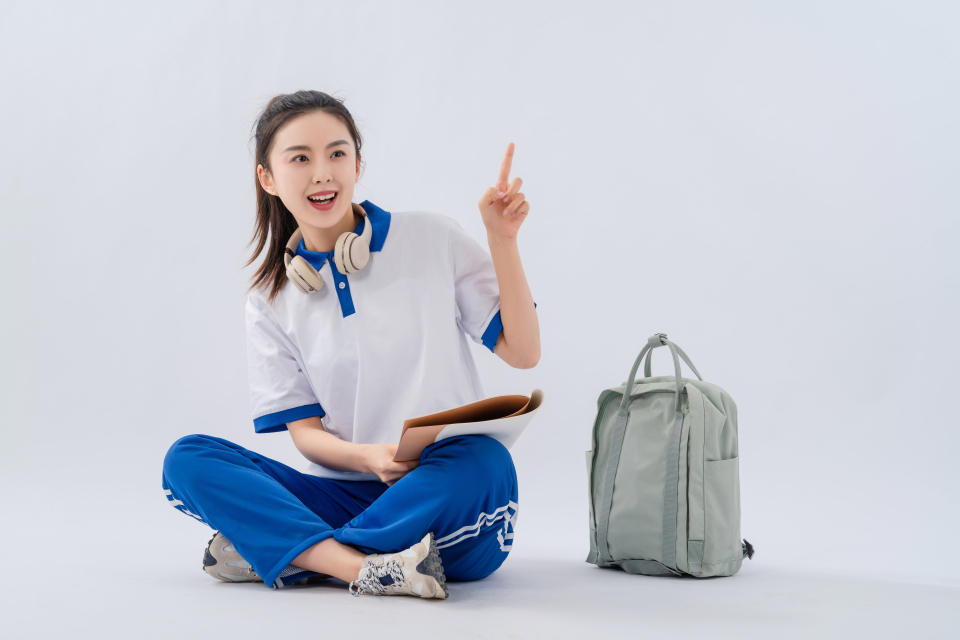 席地而坐的活泼女高中生实拍图