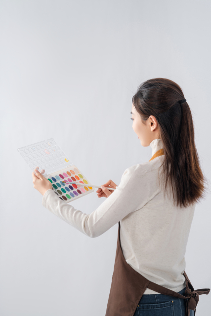 画画中的老师背影图