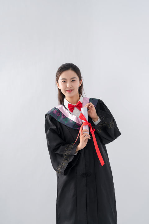 毕业季拿毕业证的女大学生高清图版权图片下载