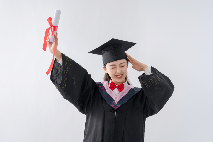 高高兴兴拍毕业照的女大学生高清图