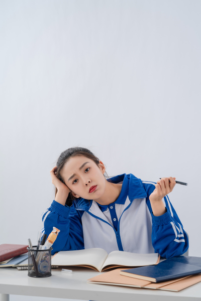 开始摆烂的女学生高清图