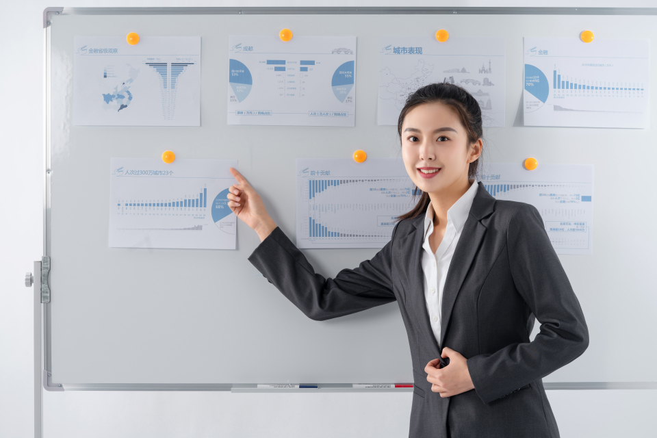 自信充满魅力展示成果的女性实拍图