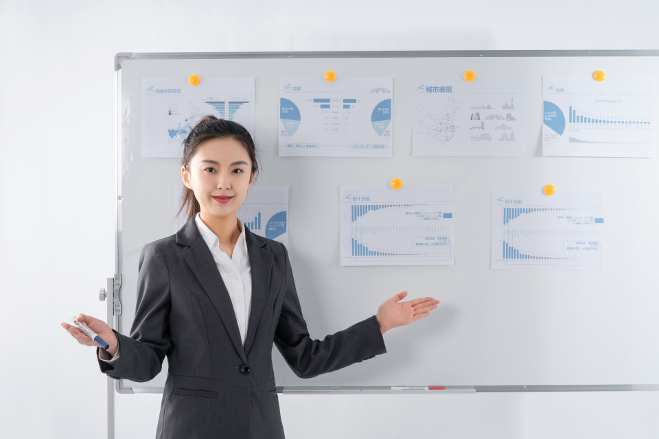 自信专业富有条理的女性实拍图