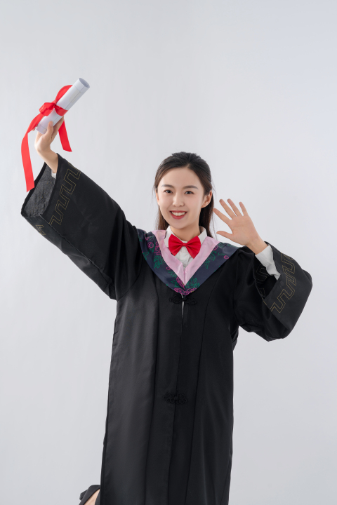 面向镜头的拿毕业证的大学生高清图版权图片下载