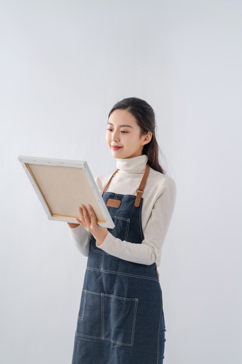 正在画画中的女老师版权图片下载