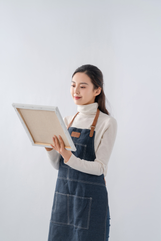 正在画画中的女老师图片