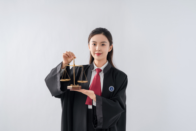 手拿天平秤的女法官图