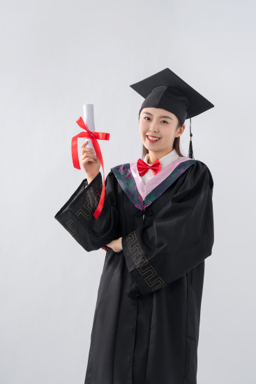 穿学士服戴博士帽的女生高清图