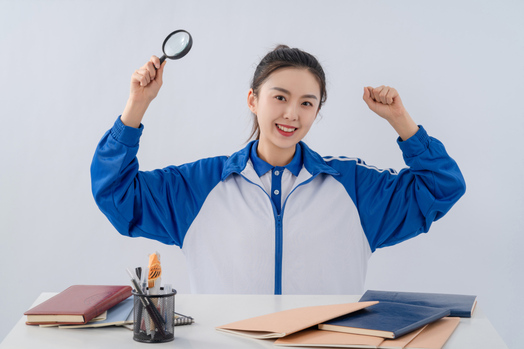 拿着放大镜欢呼的女生高清图版权图片下载