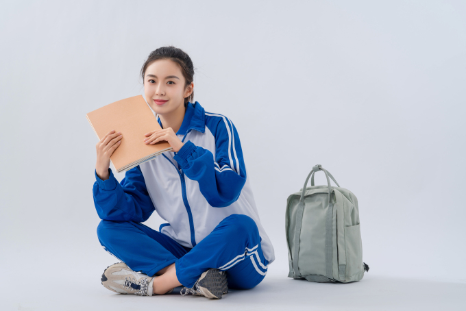 拿作业本认真学习的高中生实拍图