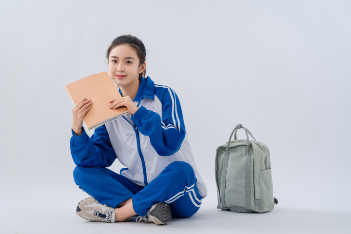 拿作业本认真学习的高中生实拍图版权图片下载