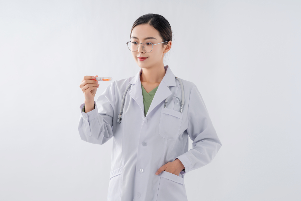 观察采样试管的专业女医生实拍图