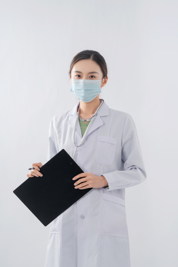 专业女医生拿记录本实拍图