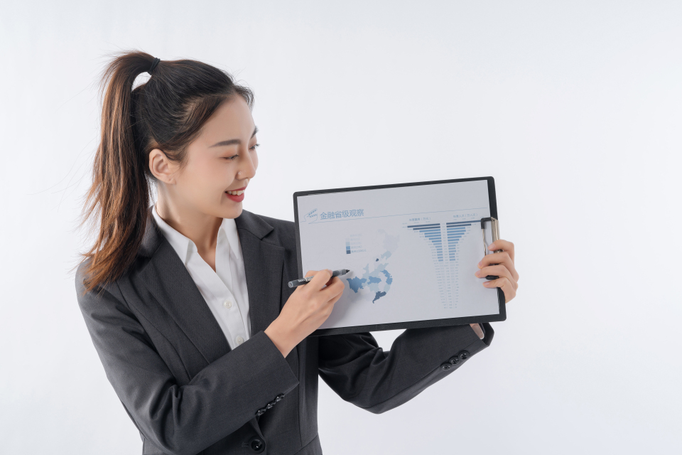 兴奋展示ppt的自信职场女性实拍图