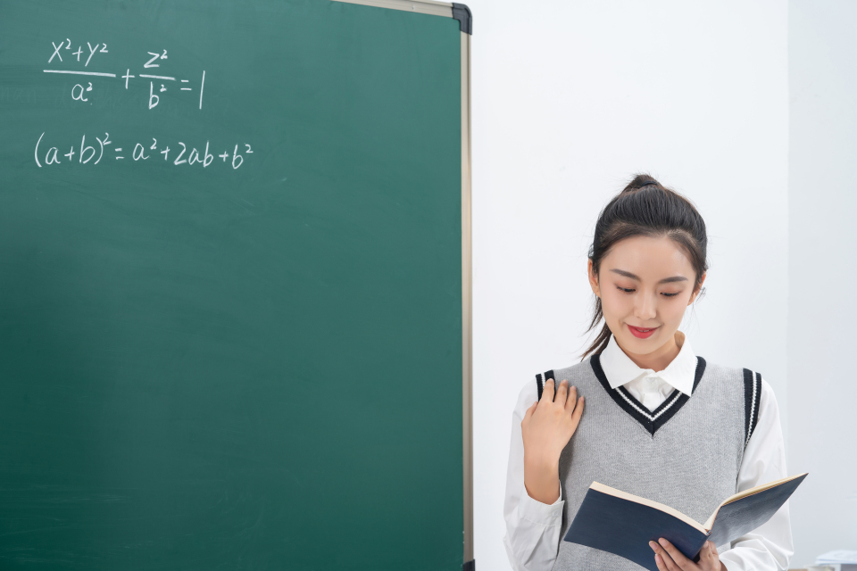 集中精力讲课女教师图片