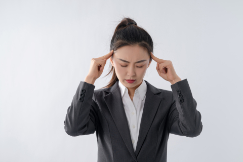 认真动脑思考的商务人士实拍图