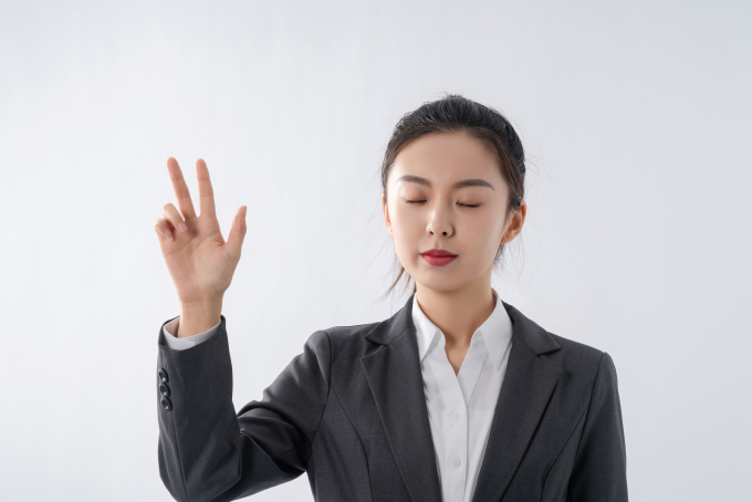 自信掌握全盘的职场女性实拍图