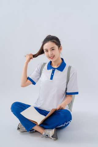 开朗活泼摸辫子的女高中生实拍图