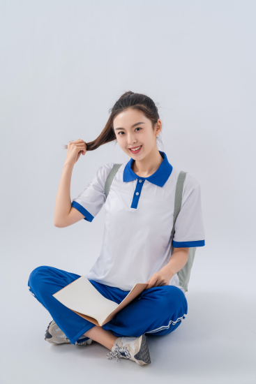 开朗活泼摸辫子的女高中生实拍图