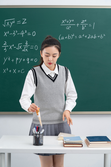 数学老师课堂授课高清图