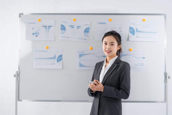 女经理白板上分析商务数据实拍图