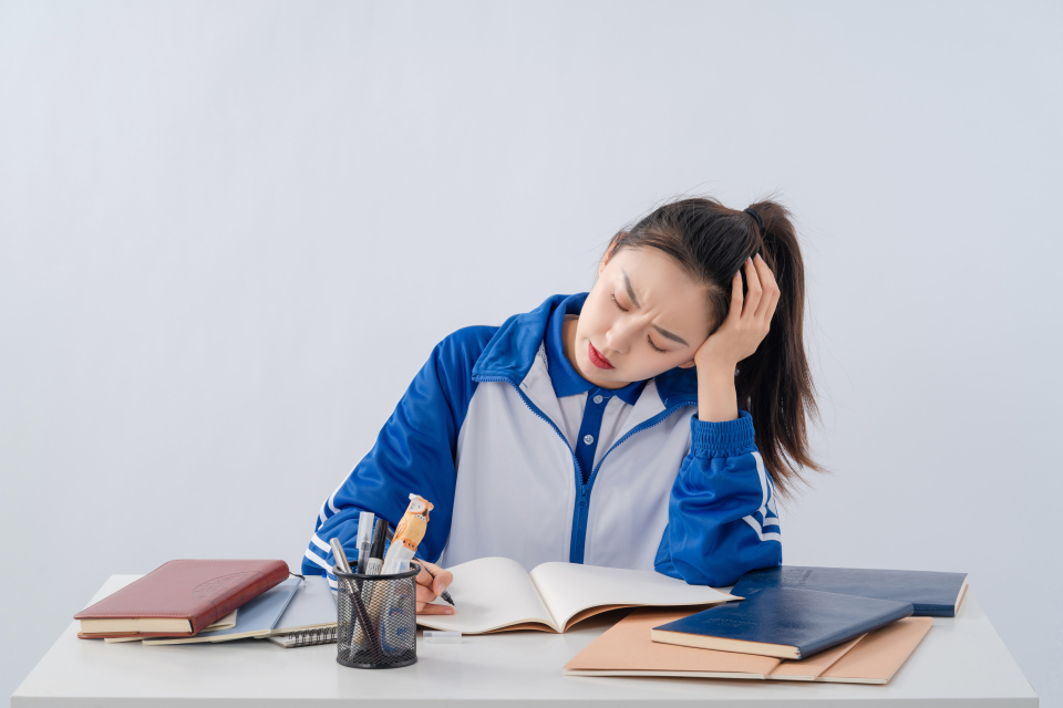 歪头思考问题的学生高清图