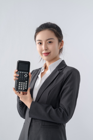 穿正装展示计算机的职场女性实拍图